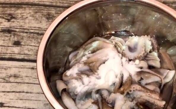 好吃|让我们分享一个自制版的辣炒八爪鱼不腥，不老，很脆很好吃