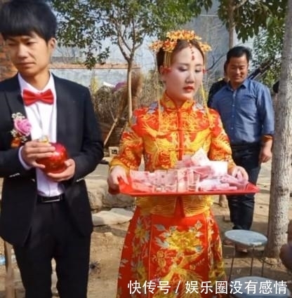 结婚|女子结婚端着盘子敬酒，瞧见盘子里的的东西，网友纷纷不淡定