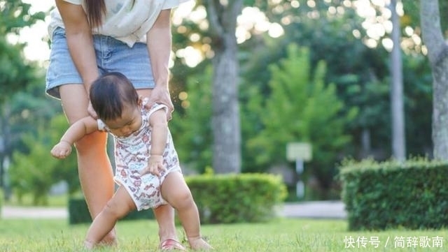 胳膊|父母热衷于牵着宝宝学走路，反而“费力不讨好”，娃受伤都不知道