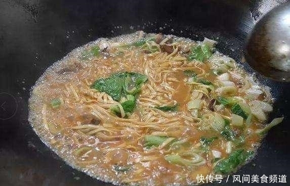 辣椒油|60岁大爷城里卖面,十元一碗,一天能卖300多碗,顾客排队购