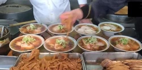 食物|10元1口的面你吃过吗大哥小摊开了12年,食客天天排队还买不到