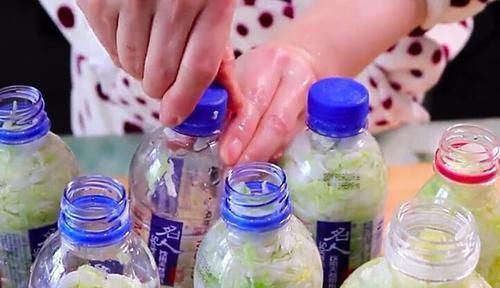 腌制|奶奶用40多年的土方法腌酸菜,又酸又脆,不烂不坏,做法超简单