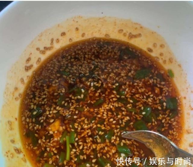 适量|夏天面条这样做，煮一煮拌一拌，酸辣开胃又解腻，一次两碗不够吃