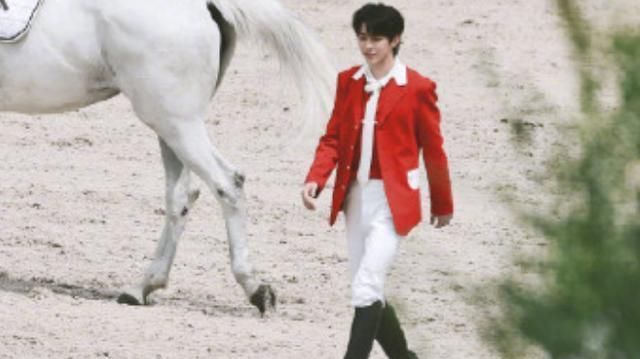 邀请到|孟美岐加盟《奔跑吧》,路透图帅气满分,原来你是这样的大哥