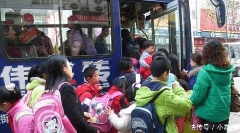  司机|女孩坐车忘带钱，被司机赶下车，遭乘客指责，事后才知司机的好