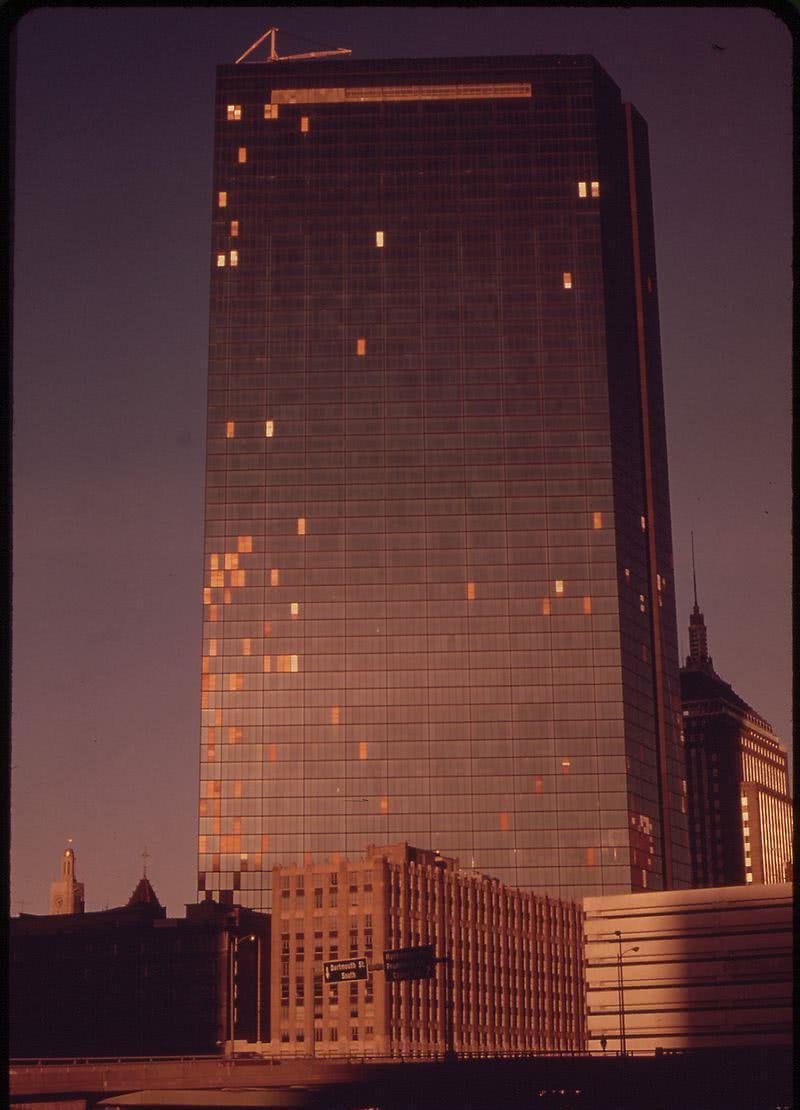 摩天大楼|曾用木板代替玻璃的摩天大楼：身为6省最高楼，玻璃却曾随意脱落