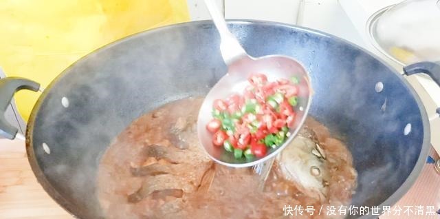做法|炖鱼时,别直接下锅,40年大厨教你正确做法,鱼肉鲜香又劲道