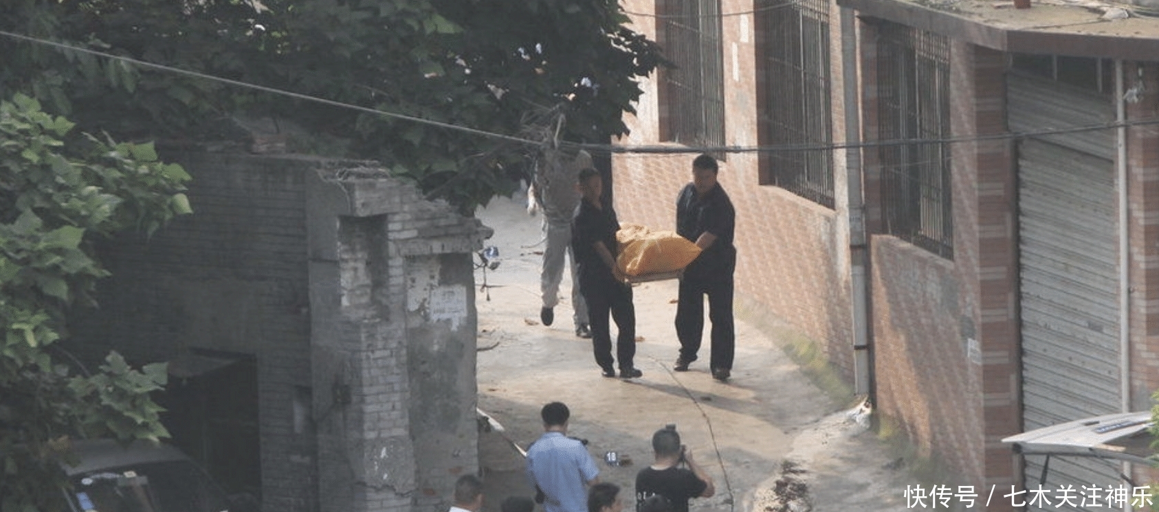 身旁|他8年杀死11人,被警方悬赏60万通缉,临死前还有美女陪伴身旁!