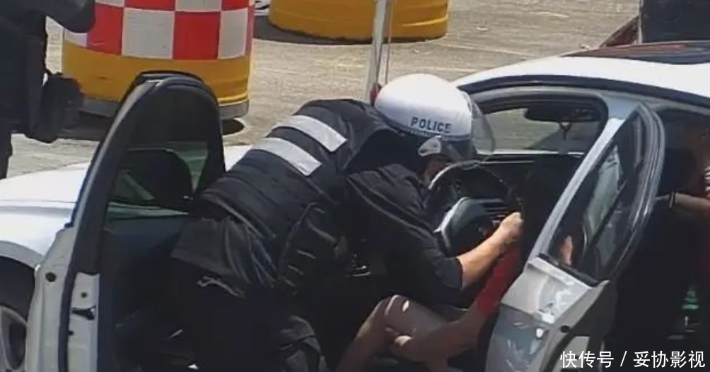  停下|中学门口一豪车在原地不停绕圈，最终车子撞到栏杆停下，司机一动不动