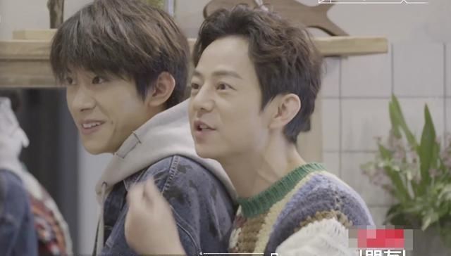 何炅|谢娜周震南累到睡着,何炅随后的举动,暴露了个人修养