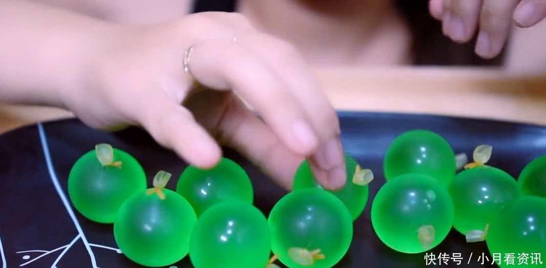 日本|小姐姐挑战日本“巨型葡萄”,挤一挤自动脱皮,吃一口才知有猫腻