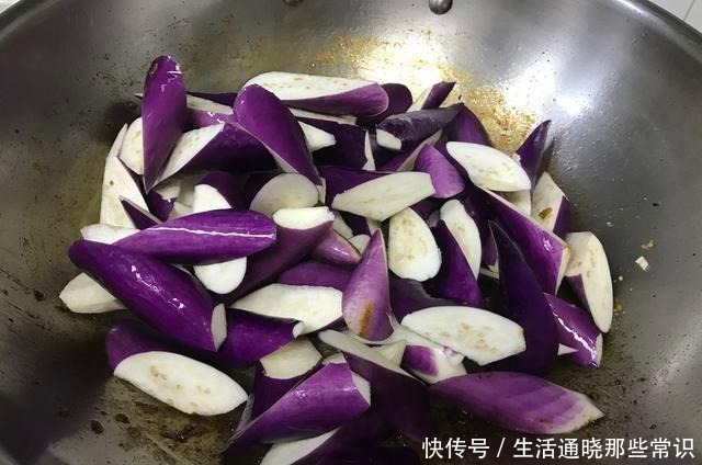 将茄子|炒茄子直接放油大厨第一步就错了，不油不黑这样做