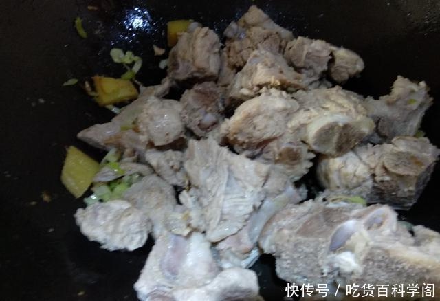 技巧|炖排骨有技巧,千万别忘这2种食材,汤鲜肉嫩,深秋靠它暖胃