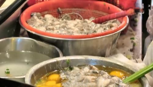 新鲜|大妈街边卖“炸生蚝”,6元一碗,顾客遭哄抢,半天能卖200碗