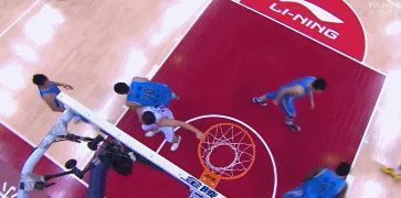  万圣|CBA赛场爆发激烈冲突！翟晓川和万圣伟打了起来，两人均被吹违体