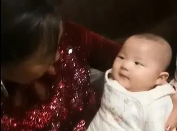 黄先生|67岁高龄产女,曾放话退休金一万养得起,半年了这家人现状如何