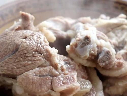 膻味|炖羊肉汤时,这3样缺一不可,汤浓肉香无膻味,可惜很多人不知道