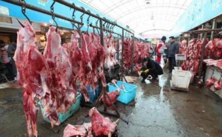 猪肉|牛肉为啥挂着卖,猪肉却摆着卖今天终于明白,原来暗藏“猫腻”