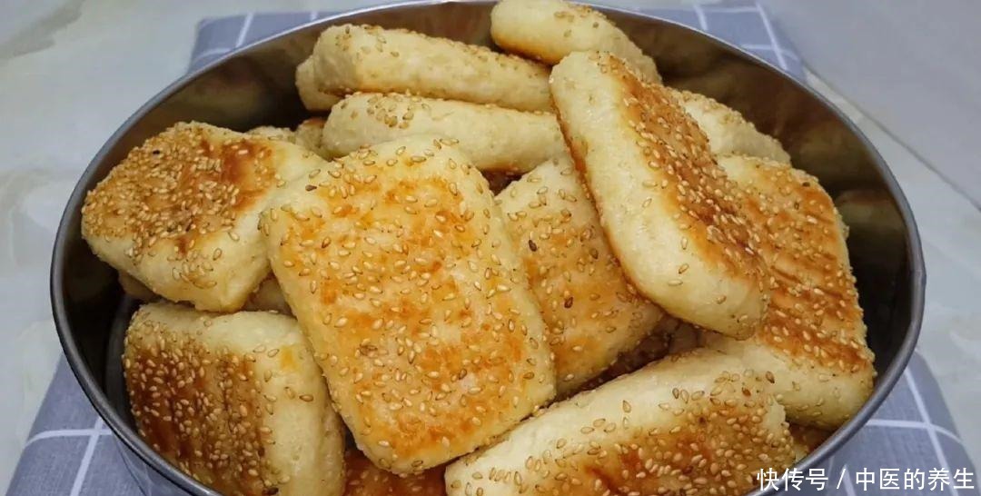  松软|烧饼这做法才简单，加2个鸡蛋，个个松软香甜，比鸡蛋饼面包好吃