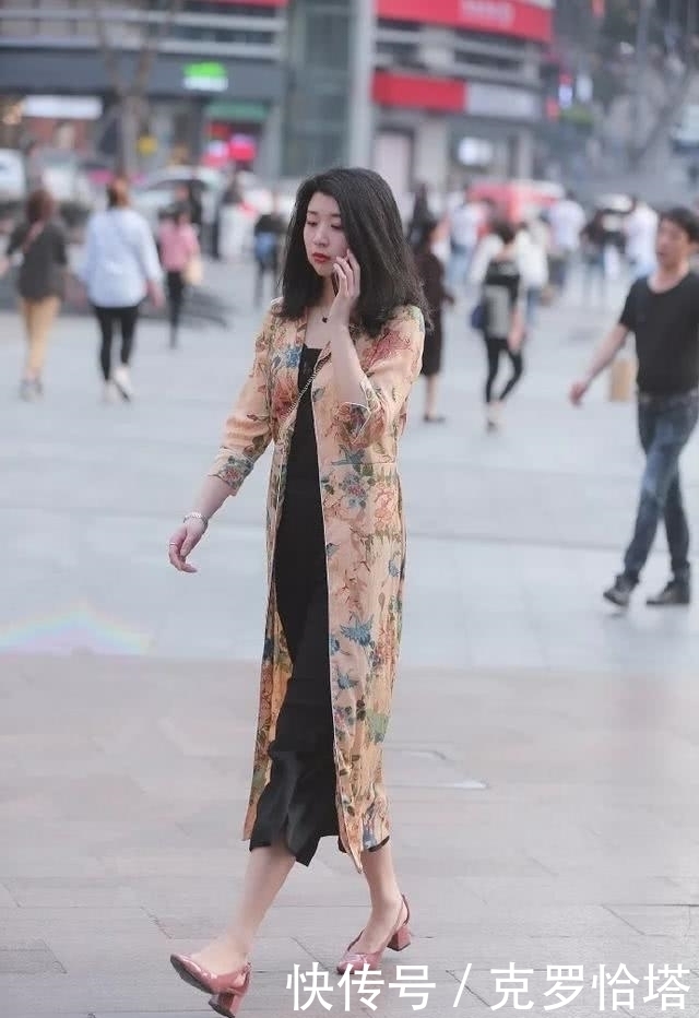 感觉|路人街拍，靓女白色上衣搭配牛仔热裤，整个人看起来高挑迷人