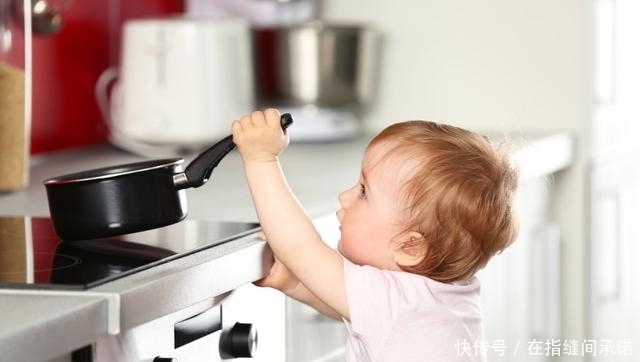 脱衣服|孩子被烫伤后,先脱衣服还是冲冷水?第一步很关键,家长别做错