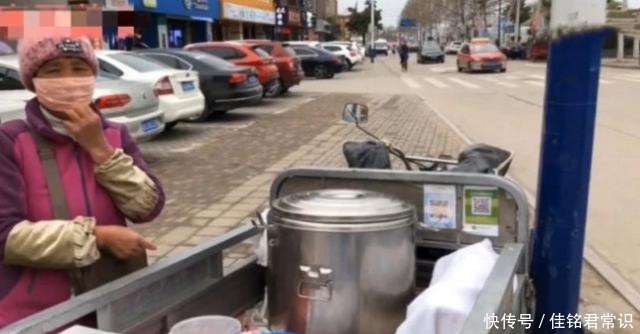 路边|大妈路边卖大碗面4元一份,路人嫌脏,识货的人大早就排队