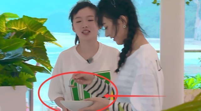 冰沙|赵丽颖自己学习做冰沙,谁注意她手里用的碗这顾客还怎么敢来