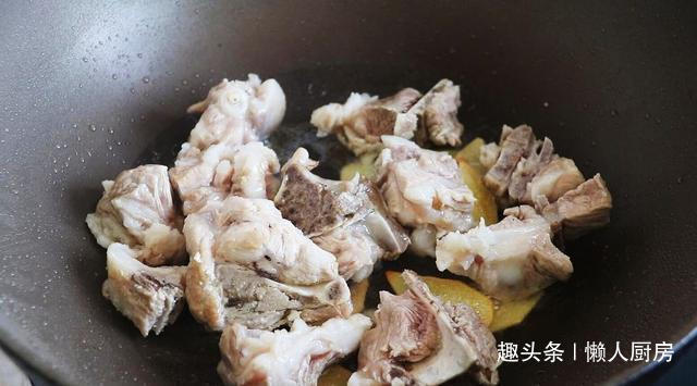 配上|想吃肉了,做了一道土豆炖排骨,配上韩式辣酱,太下饭了