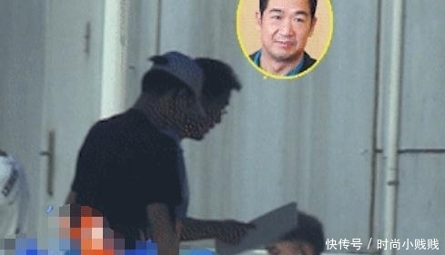 下车|65岁张国立近况大不如前,头发花白驼背明显,下车需搀扶