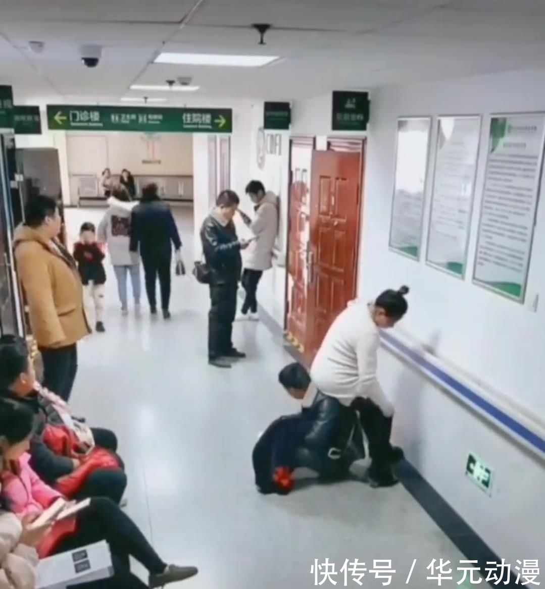 凳子|孕妇在医院双腿发麻无人让座，丈夫当凳子让她坐在自己的背上