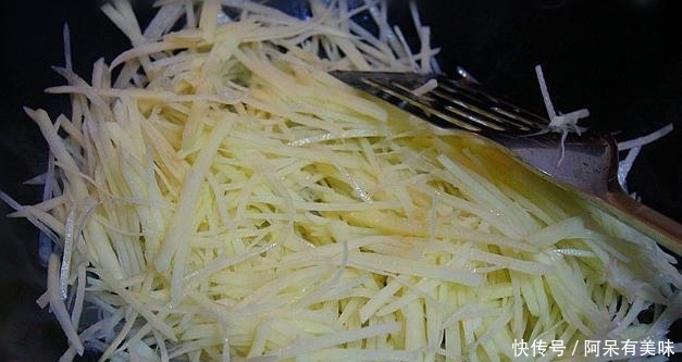  技巧|家里炒土豆丝总是粘锅？30年大厨：学会1个技巧，酥脆爽口贼下饭