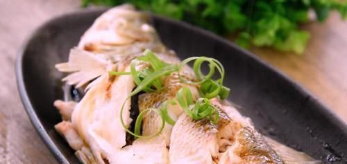 鲜味|鲈鱼最经典的做法,鲜嫩可口,汤鲜味美,学会了又是一道硬菜