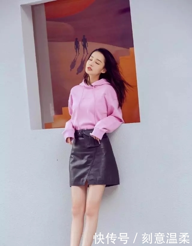 清新|被李沁甜到了！粉色卫衣配短裙清新又甜美，28岁美成了18岁少女