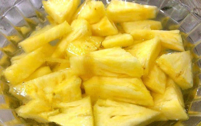  菠萝|吃菠萝时别再只用盐水泡了,教你这一招,菠萝不酸不涩更可口