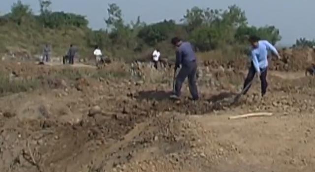 坟墓|大雨冲出一座古墓，墓中只有一个头颅，网友：大家都拜错了地方