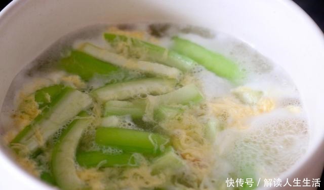 爽口|秋天，吃肉不如喝汤，这三样素菜搭配，简单一煮，比吃肉还爽口