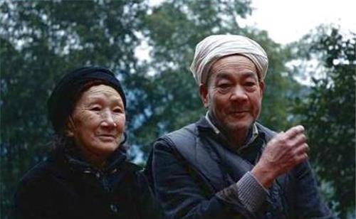 男子|男子隐居深山50年,为爱凿出6000级天梯,只为换妻子一个笑容
