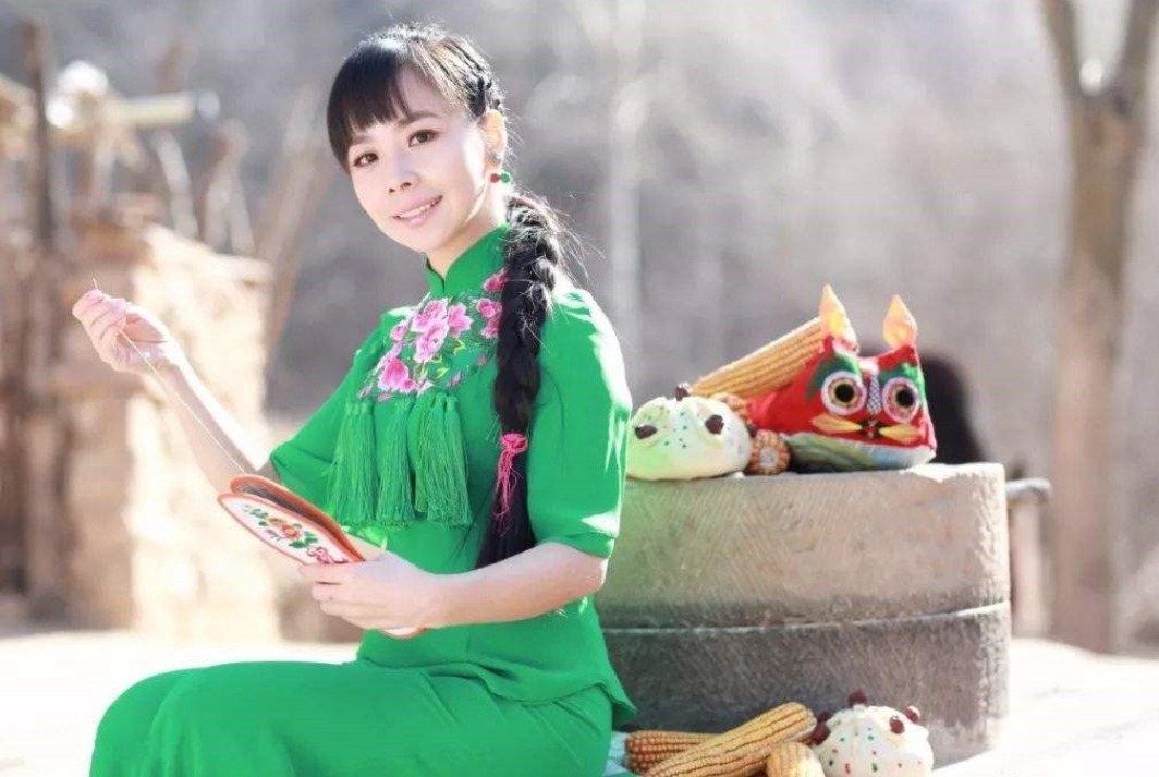 回到|国家一级演员因买不起房,回到农村种田,如今放牛带娃成日常