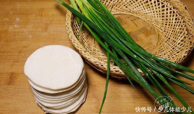 张剩|6张剩饺子皮,一把葱花,简单一做,外酥里软,全家人抢着吃