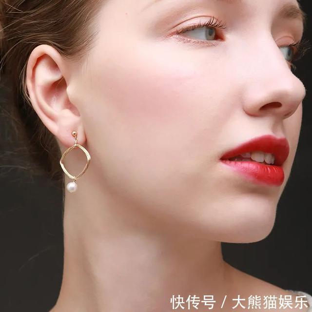 珍珠饰品|年轻人越来越爱珍珠配饰，看看都有哪些明星带火的款