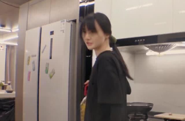 细节|郑爽要自己炒油麦菜吃,洗菜后的一个细节,暴露她在家从没做过饭