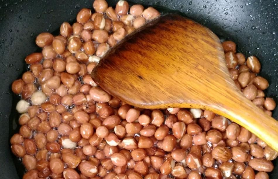  热油|炸花生米,冷油还是热油下锅学会这3个小技巧,又酥又脆不回潮