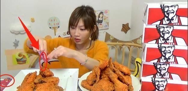 淡定|大胃王吃30个肯德基炸鸡翅,以为直接吃,看桌角一物网友不淡定了