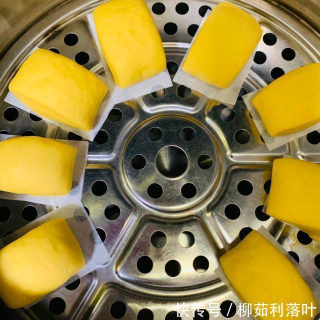 豆沙包|南瓜豆沙包,金黄色很是诱人