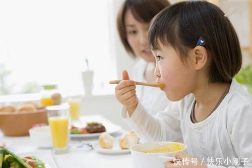 发现|给宝宝添加辅食后,却发现喂饭越来越困难,该如何解决呢?
