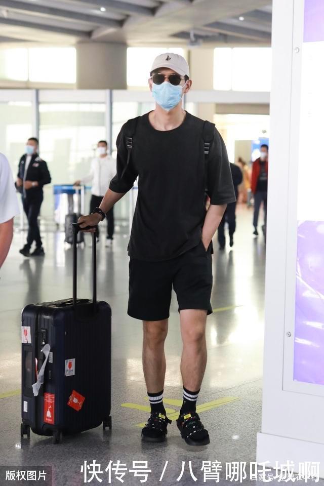  选择|李现机场新穿搭，一身黑样式依然低调沉稳，凉鞋配长袜挺新颖吸睛