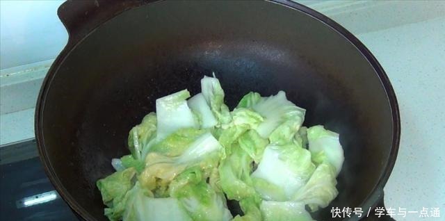 锅内加入|干豆腐不是只能凉拌吃,这样做更诱人,香辣入味,比吃肉过瘾