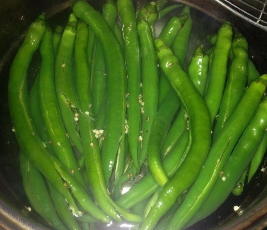 酸辣|辣椒别炒着吃了,教你一个土方法,酸辣爽脆还下饭,放一年也不坏