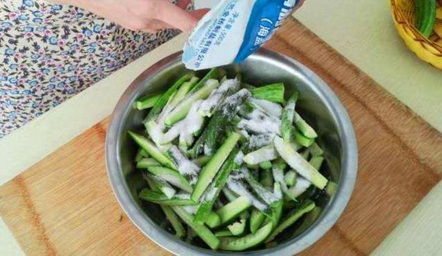 不坏|腌黄瓜时,多加这1步,黄瓜又脆又绿,放半年也不坏,太好吃了