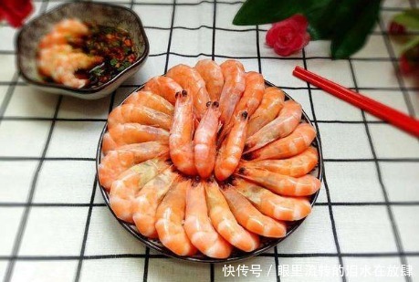 腥味|水煮大虾时,有人放盐,有人放香油,都错了!加点它,鲜嫩无腥味